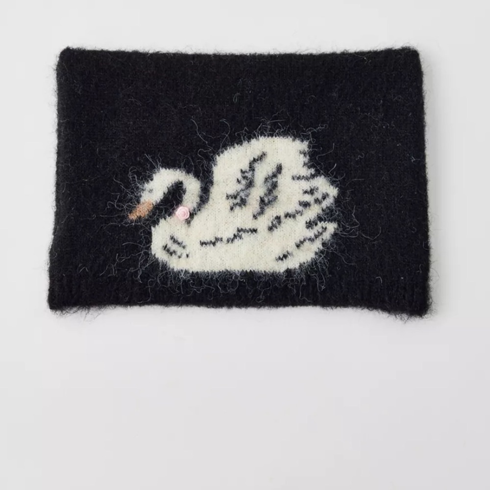 NWOT Urban Outfitters Mylo Swan Fuzzy Beanie - Picture 3 of 9